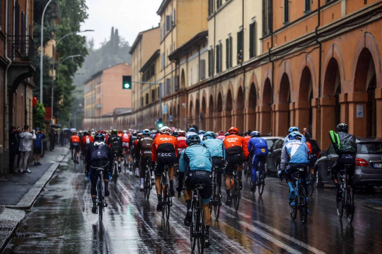 The peloton rolls out in the rain