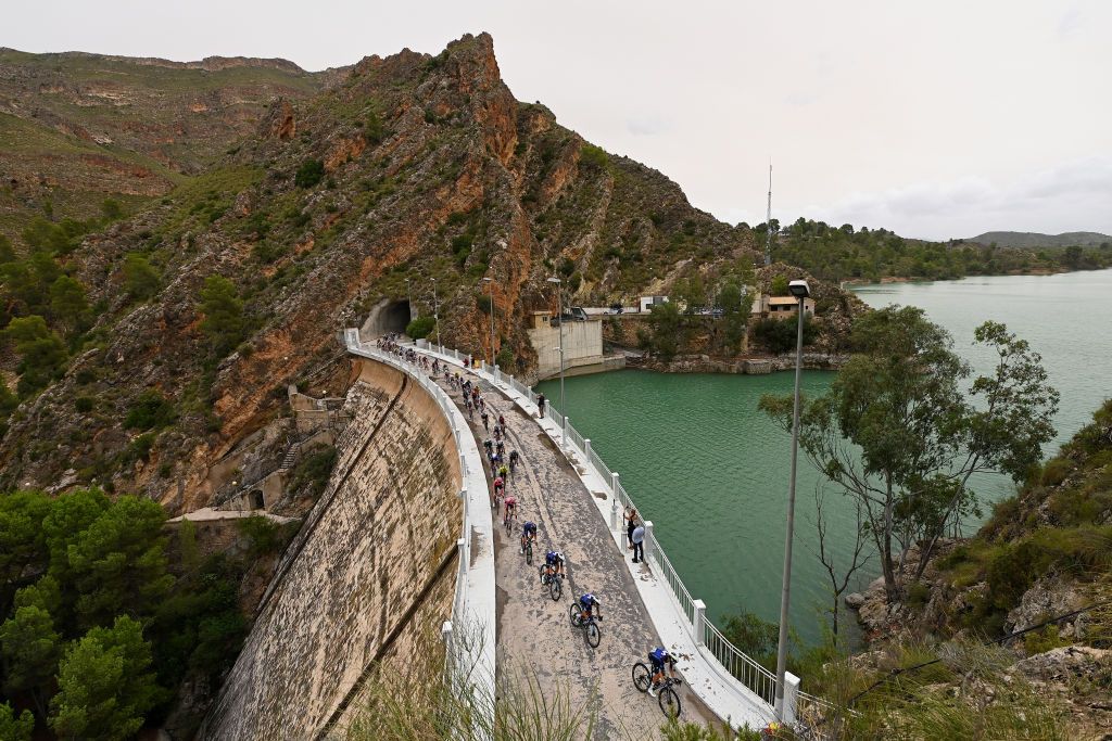 Peloton passing the Alfonso XIII reservoir near the locality of Calasparra
