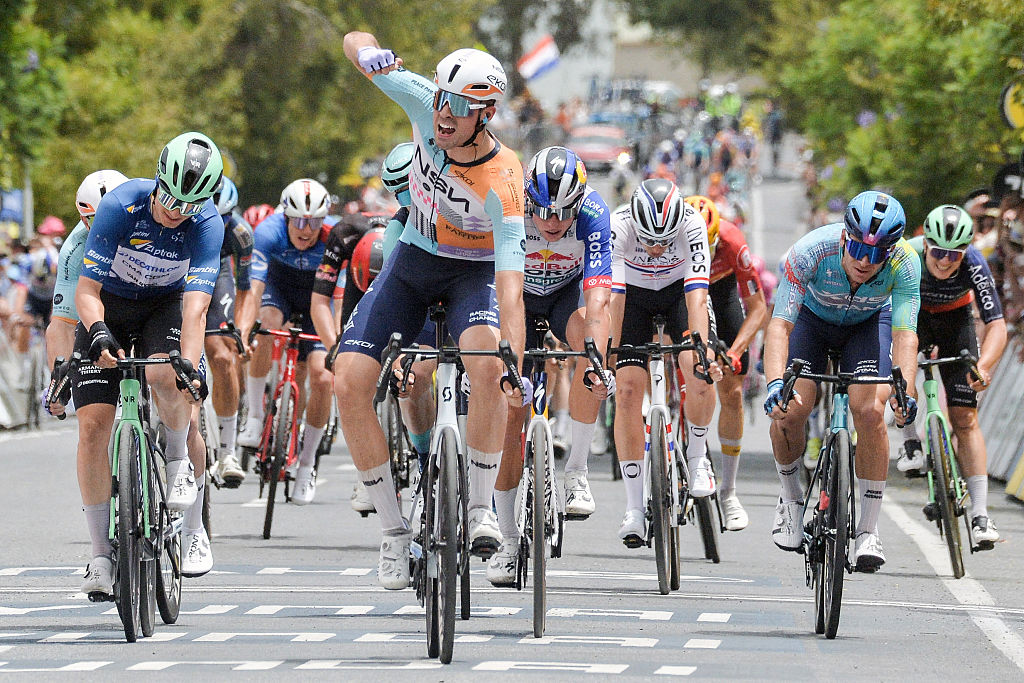 NSN Cycling Team's British rider Ethan Vernon (C) crosses the finish line to win stage four of the Tour Down Under UCI men's cycling race in Adelaide on January 24, 2026. (Photo by Brenton Edwards / AFP) / --IMAGE RESTRICTED TO EDITORIAL USE - STRICTLY NO COMMERCIAL USE--