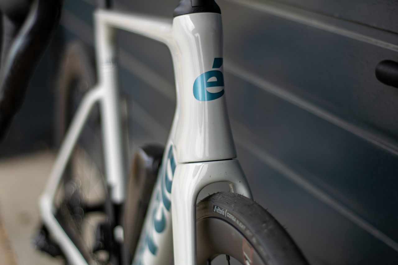 A white and blue Cerv&eacute;lo Soloist