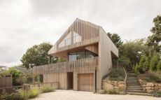 Montauk house on Hither Hills with its timber frame in a green landscape