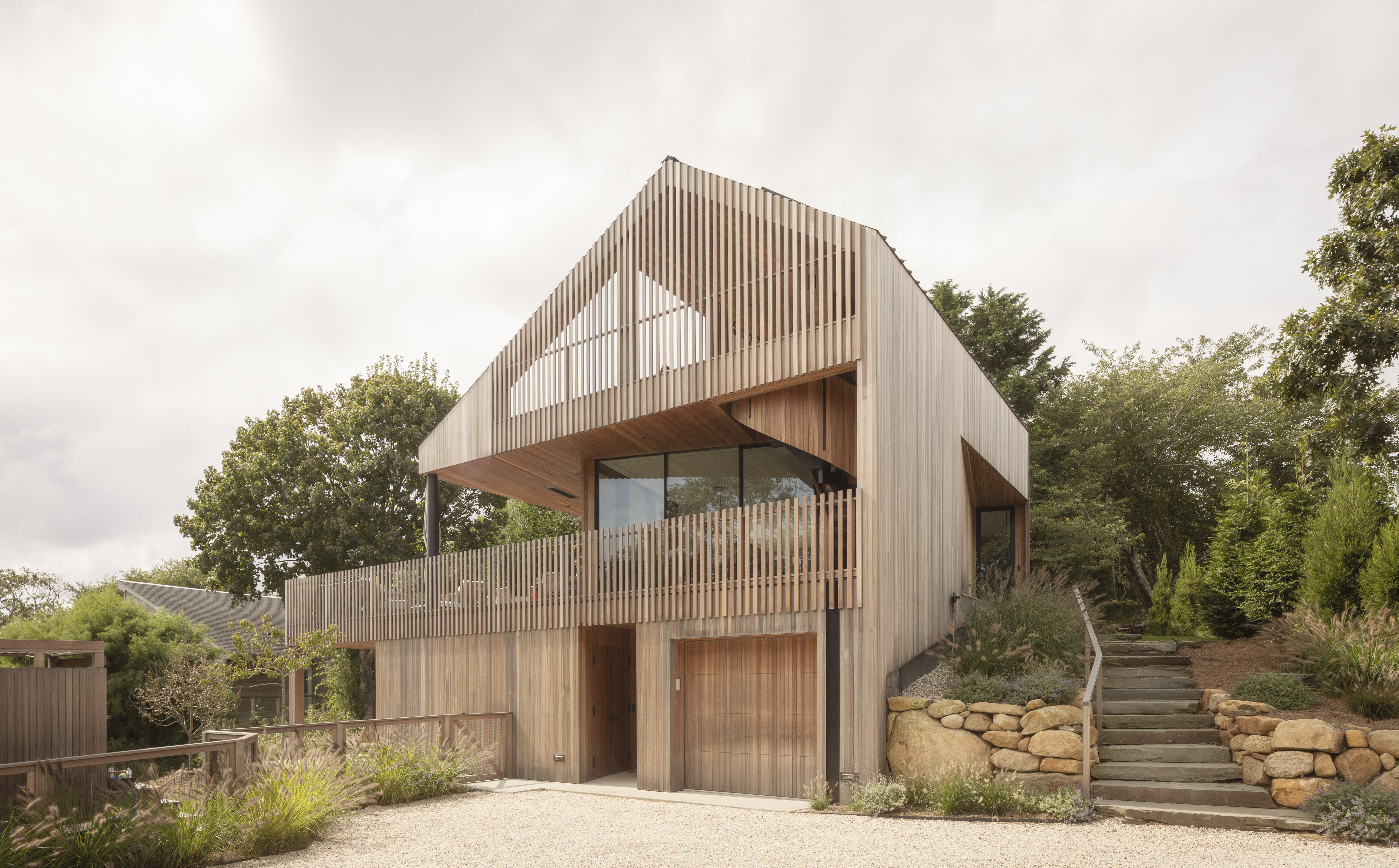 Montauk house on Hither Hills with its timber frame in a green landscape