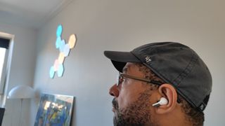 OnePlus Buds Pro i øret