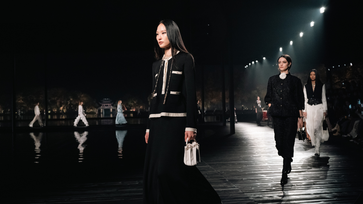 Chanel investit le mythique Lac de l'Ouest de Hangzhou pour son dernier défilé