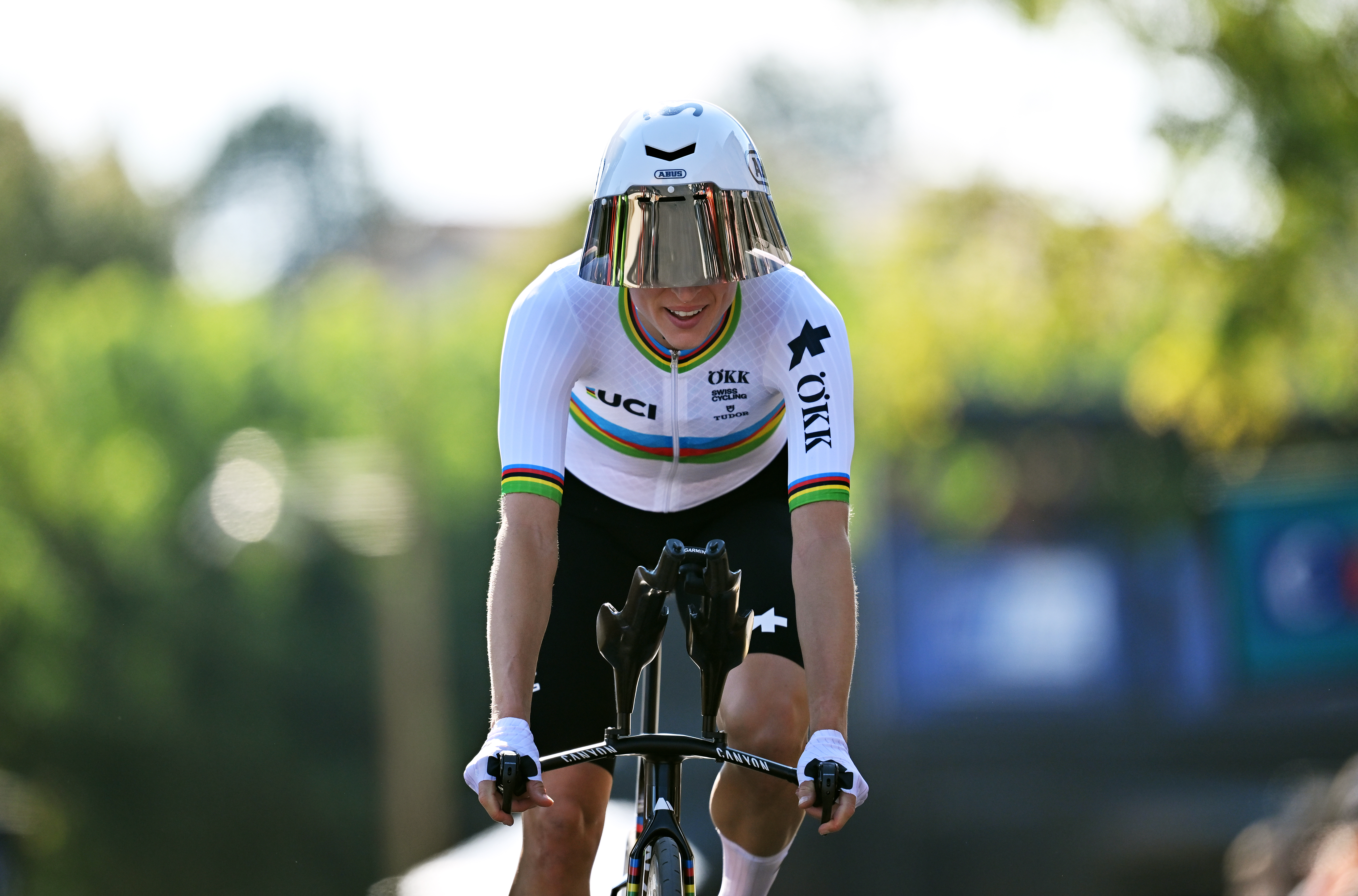 Marlen Reusser in a rainbow jersey