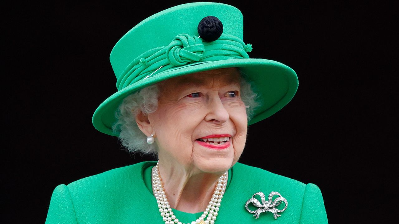 Queen Elizabeth II stands on the balcony of Buckingham Palace following the Platinum Pageant