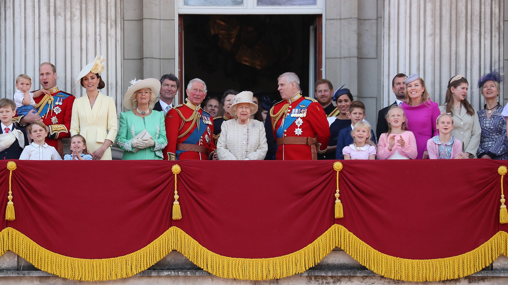 Královna Alžběta II., Catherine, vévodkyně z Cambridge a princ William, vévoda z Cambridge, Meghan, vévodkyně ze Sussexu, princ Harry, vévoda ze Sussexu na balkóně Buckinghamského paláce během Trooping The Color