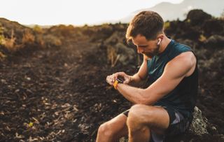 Hardloper met een smartwatch en oortjes