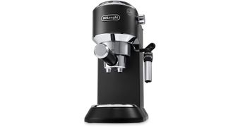 Kaffemaskinen De'Longhi Dedica Style EC685 mot en hvit bakgrunn.