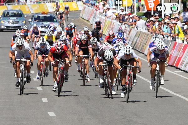 The sprint is on - Chloe Hosking (HTC-HighRoad) and Rochelle Gilmore (Honda) are the main protagonists, but Annette Edmondson (Norwood CC) was chasing hard