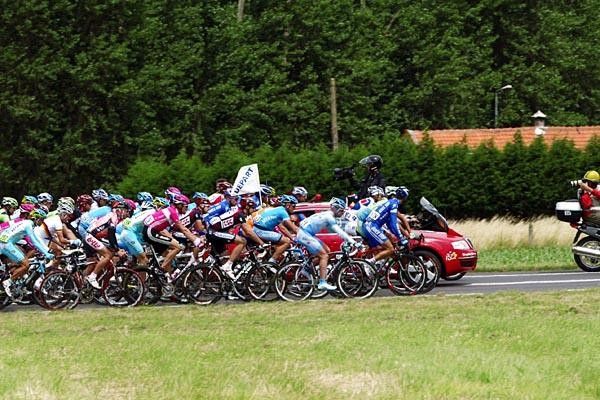 The peloton looking eager to get underway as they swarm around the lead car before being released