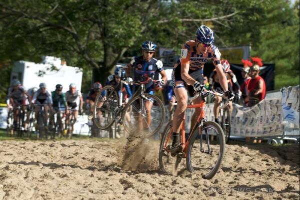 Barry Wicks (Kona) powers through the sand on the first lap.