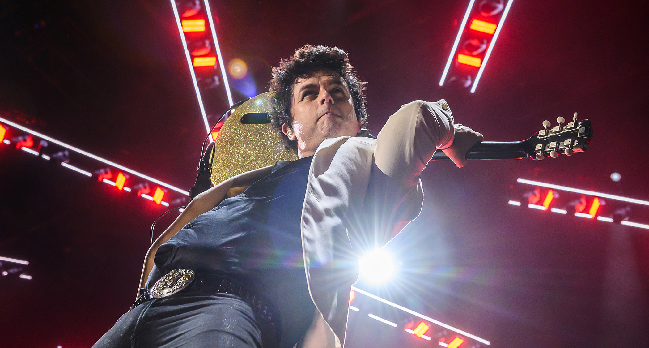 Billie Joe Armstrong plays his Gibson Les Paul Jr behind his head onstage in Chicago.