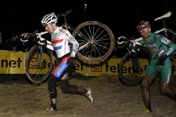 Great Britain's Jody Crawford leads Marek Cichosz (Legia 192).