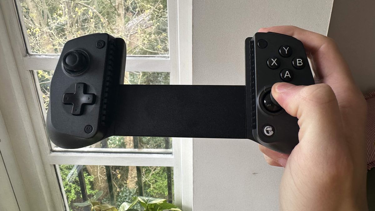 A reviewer holding the GameSir X5s in their right hand