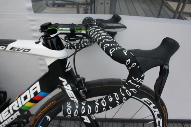 Costa's bike is finished with an FSA cockpit with Prologo tape