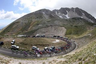 The peloton rounds a switchback on Monte Terminillo.