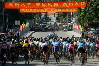 The peloton during the neutral zone in Baoting.