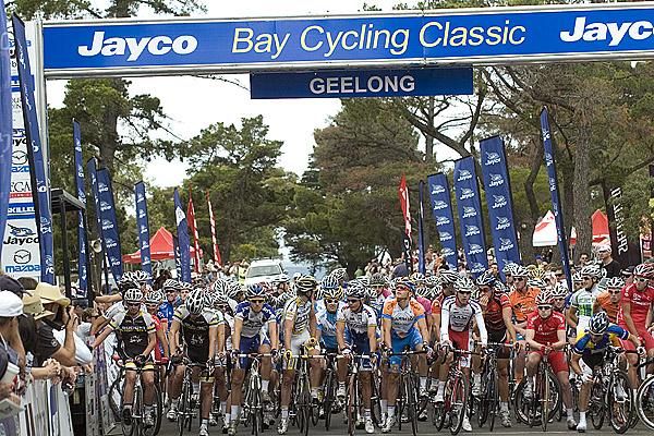 The men's field await the start to round one of the Jayco Bay Classic Series in Geelong's Eastern Gardens.