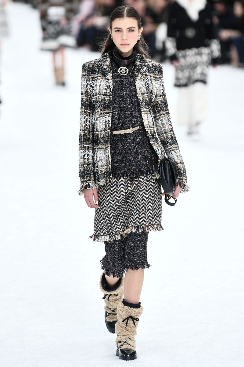 Fashion, Fashion show, Runway, Fashion model, Clothing, Street fashion, Winter, Outerwear, Shoulder, Human,