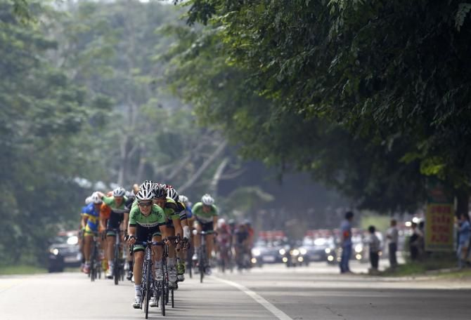 The peloton on stage 6