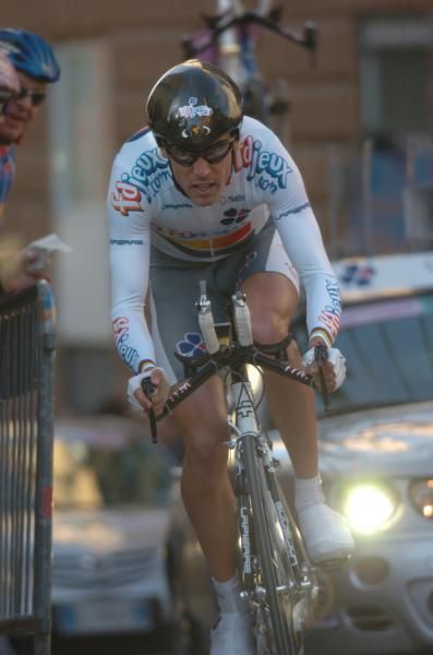 Brad McGee on his way to winning the 2004 prologue in Genoa