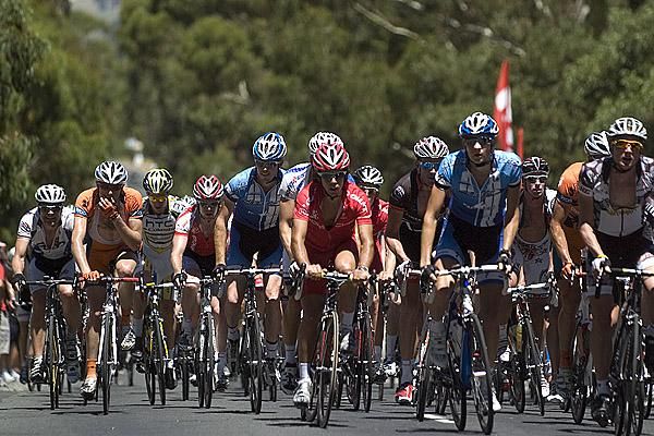The chasing peloton on the climb up Mt.Buninyong.