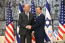 President Joe Biden poses for a picture with Israeli President Isaac Herzog in 2022