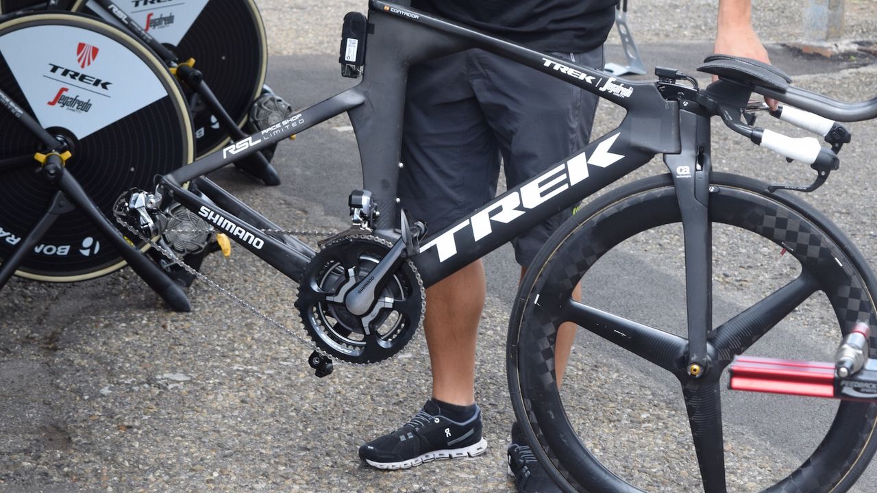A mechanic prepares Alberto Contador's bike ahead of the stage start