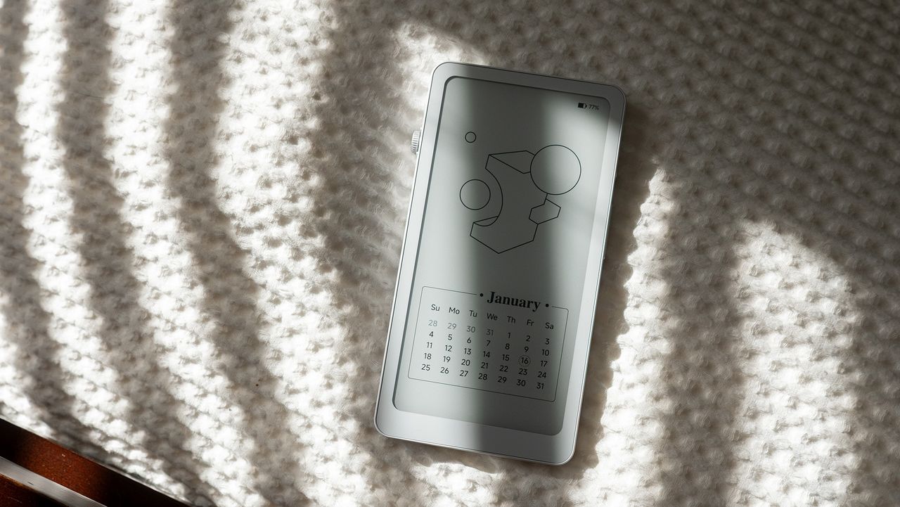 The DuRoBo Krono's calendar lockscreen in the sunlight