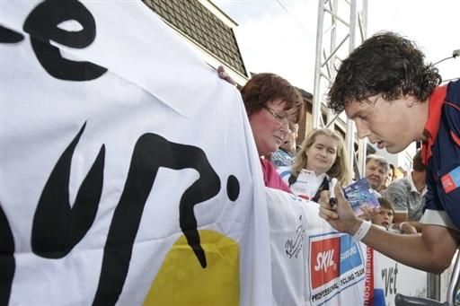 Kenny van Hummel (Skil-Shimano) does 'fan duty' before the criterium in Boxmeer.
