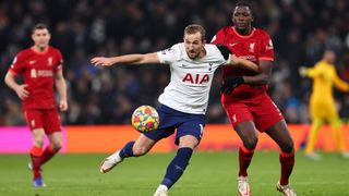 Harry Kane fra Tottenham Hotspor i duell med Ibrahima Konate fra Liverpool under en Premier League-kamp
