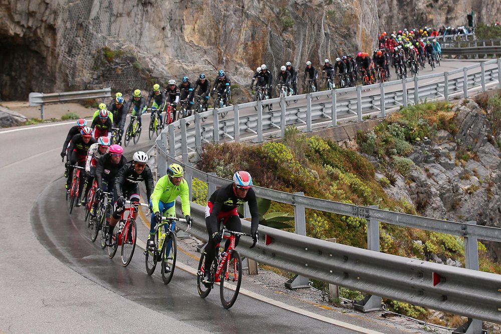 The Peloton rides along the coast during the 2015 Milan-San Remo.