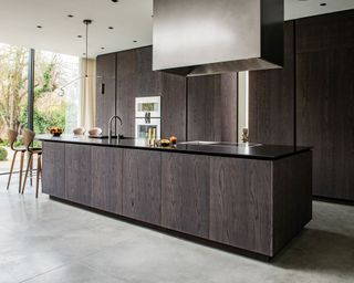 Oak cabinet kitchen with handleless doors