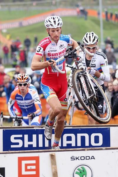 Kevin Pauwels (Sunweb-Revor) runs the barrier section.