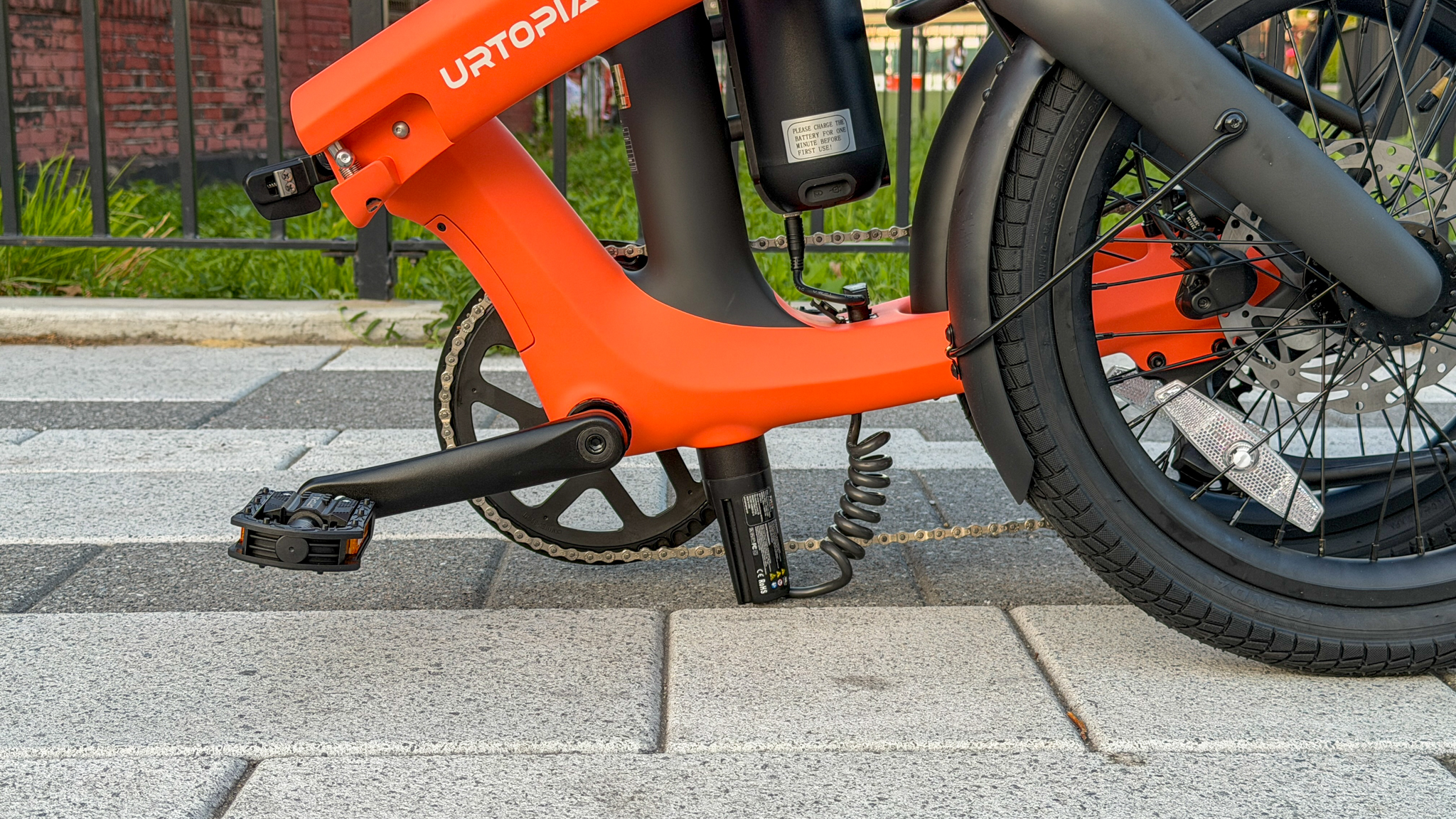 Urtopia Carbon Fold 2 battery on ground