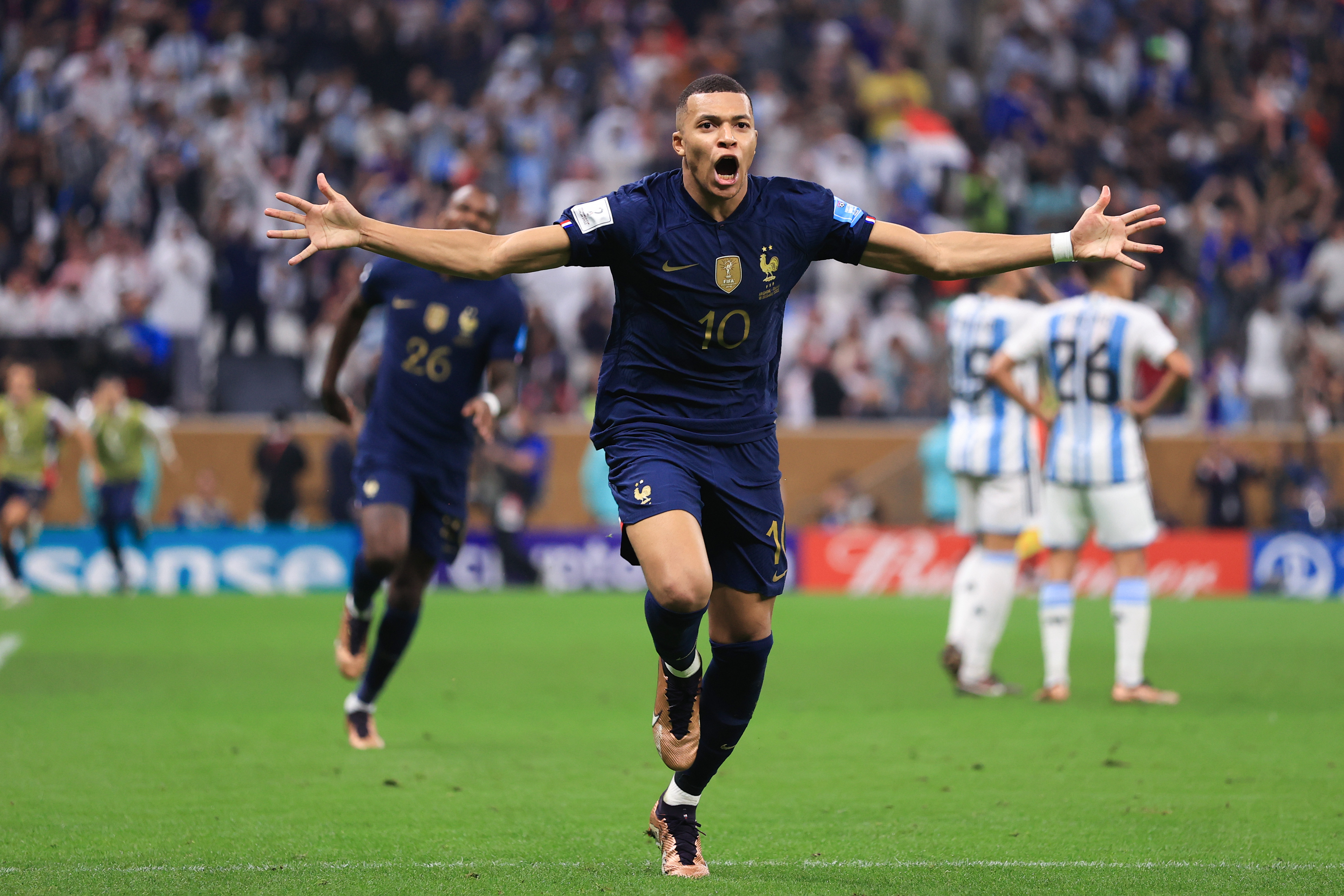 Kylian Mbappe festeggia dopo aver segnato il suo secondo gol con la Francia contro l'Argentina nella finale della Coppa del Mondo 2022.