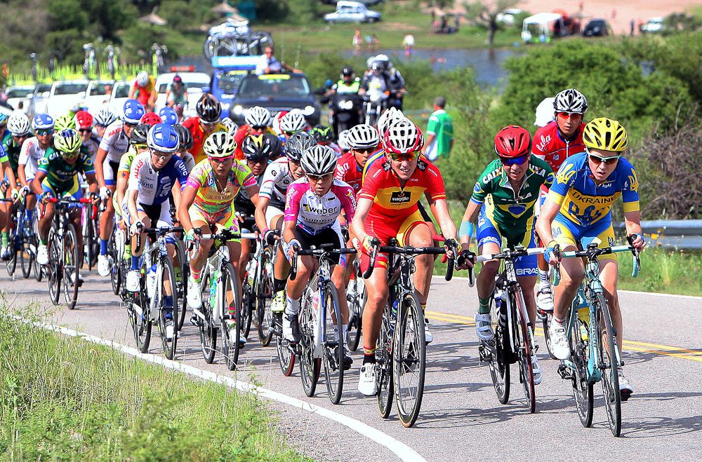 The peloton in action during stage 1 of the Tour Femenino de San Luis
