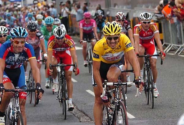 Cancellara comes in with the same time and keeps his jersey. Hincapie is on the left.