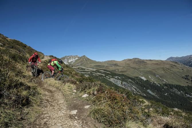 Thomas Frischknecht and Thomas Giger round a bend