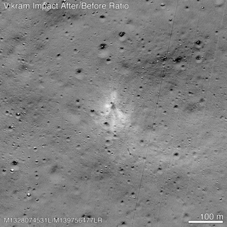 An image combining before and after photographs of the Vikram impact site highlights the dark inner and light outer materials splaying out from the impact. (The straight diagonal lines are imaging artifacts, not features on the moon.)