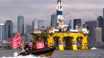 Protesters and oil rig © Karen Ducey/Getty Images