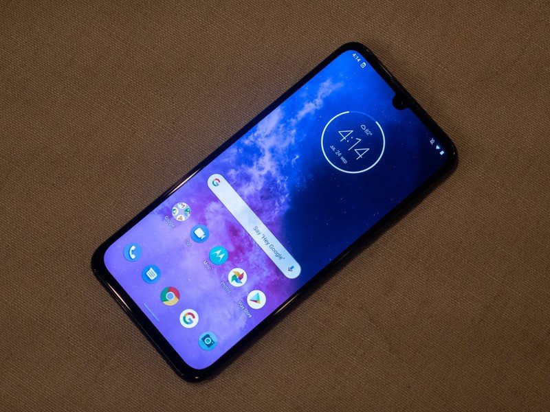 Motorola One Zoom hands-on preview: Deep purple | Android Central