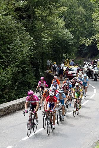 The chase group comes up with Leipheimer and Landis still tucked in.