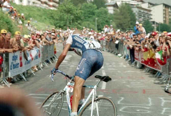 Marco Pantani (Carrera Tassoni) rocks the 'denim' on the way to a stage win at L'Alpe d'Huez