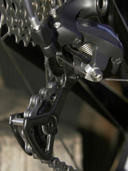 The carbon fibre pulley cage is curiously flexy but this doesn't seem to affect shift performance