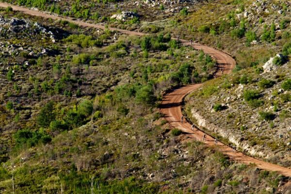 Riders snake down before climbing Nieuweberg