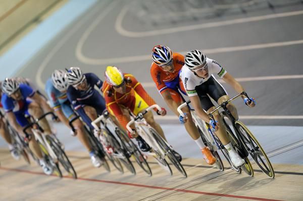 Cameron Meyer (Australia) leads the men's points race.
