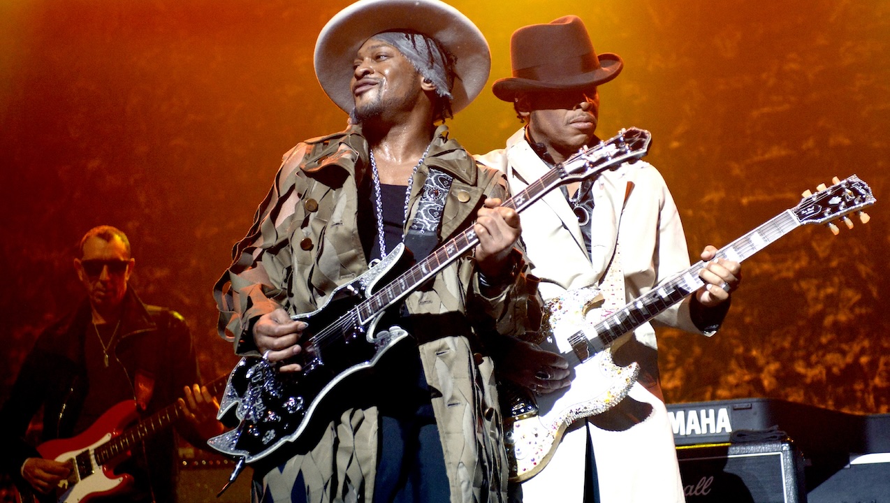 D&#039;Angelo (middle) performs at The Fox Theater in Oakland, California on June 7, 2015