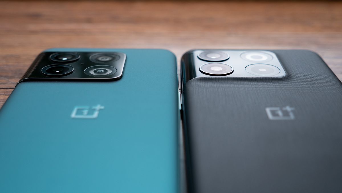 The OnePlus 10 Pro (green) next to the OnePlus 10T (black)